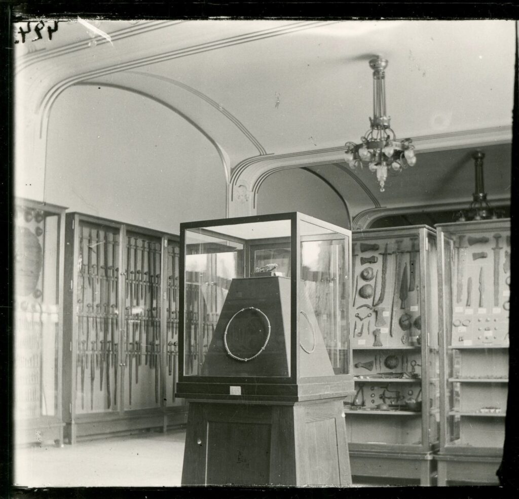 Hoenschatz im Wikingerzeitsaal im Historischen Museum Christiania (Oslo), 1904